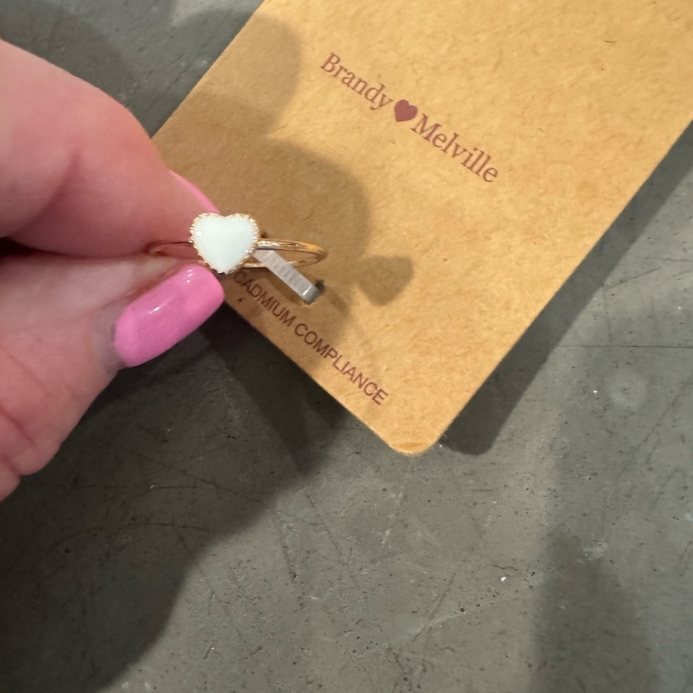 BRANDY MELVILLE White zipper Pouch with Cherry Print & white heart ring 🤍zoom in - Picture 5 of 7